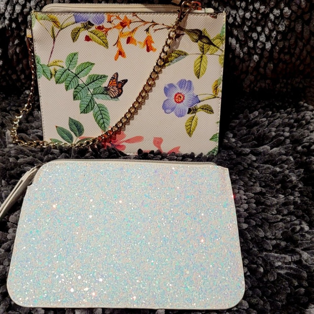 💋3 for $20 💋1 LITTLE PURSE AND A WRISTLET